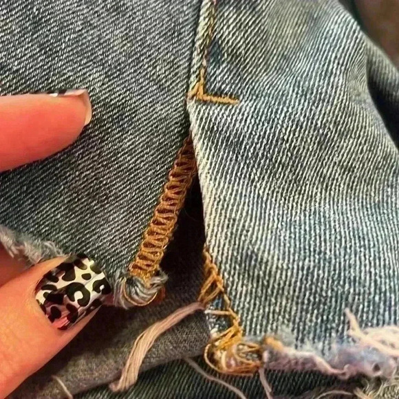 Miami Medium Wash Raw Hem Mini Skirt Size Medium - Picture 7 of 7